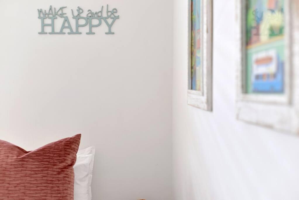 Chic Urban Escape: 2 Bedroom 2 Bath, Near Table Mountain