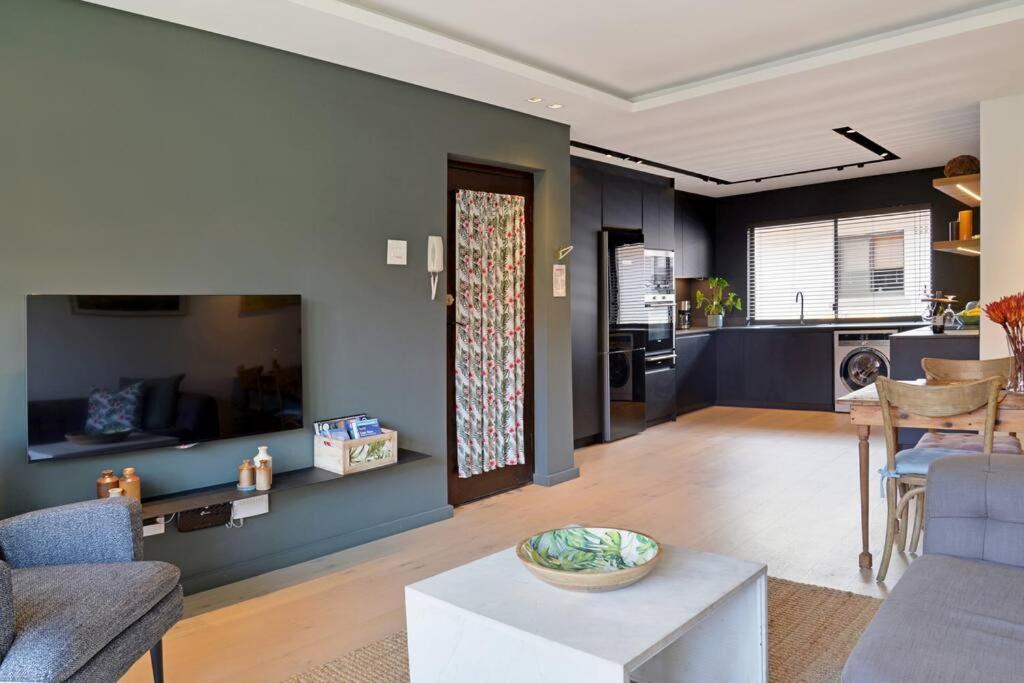 Chic Urban Escape: 2 Bedroom 2 Bath, Near Table Mountain Cape Town