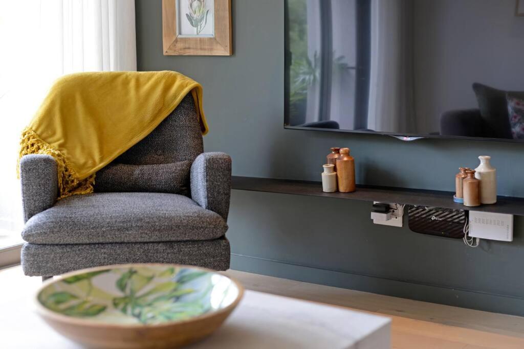 Apartment Chic Urban Escape: 2 Bedroom 2 Bath, Near Table Mountain Cape Town