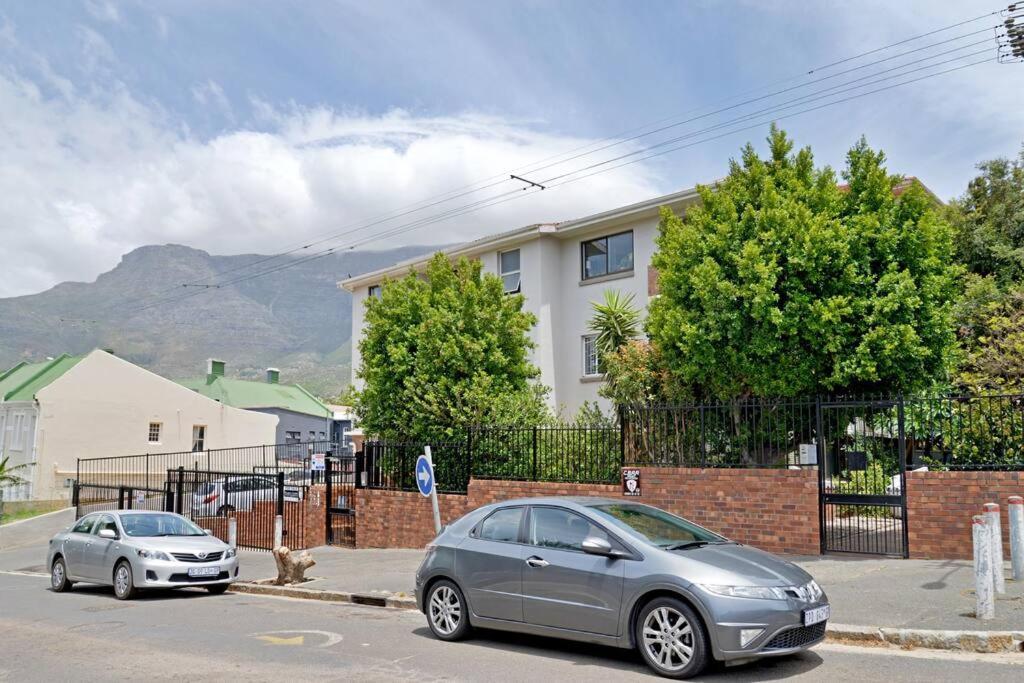 Chic Urban Escape: 2 Bedroom 2 Bath, Near Table Mountain Apartment *
