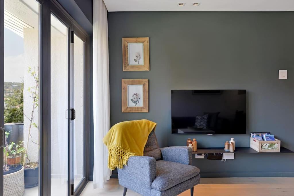 Chic Urban Escape: 2 Bedroom 2 Bath, Near Table Mountain Apartment *