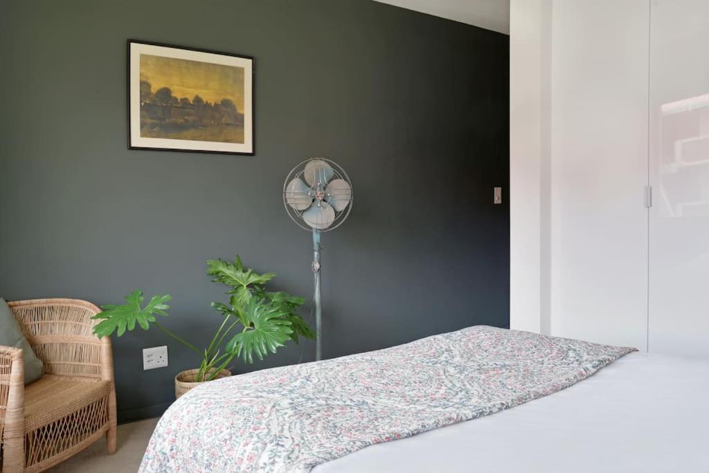 Apartment Chic Urban Escape: 2 Bedroom 2 Bath, Near Table Mountain