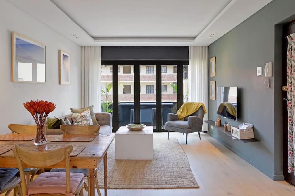 Chic Urban Escape: 2 Bedroom 2 Bath, Near Table Mountain Apartment Cape Town