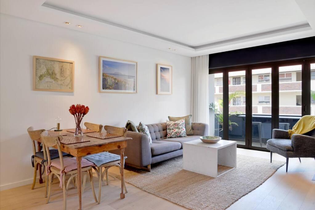 Chic Urban Escape: 2 Bedroom 2 Bath, Near Table Mountain