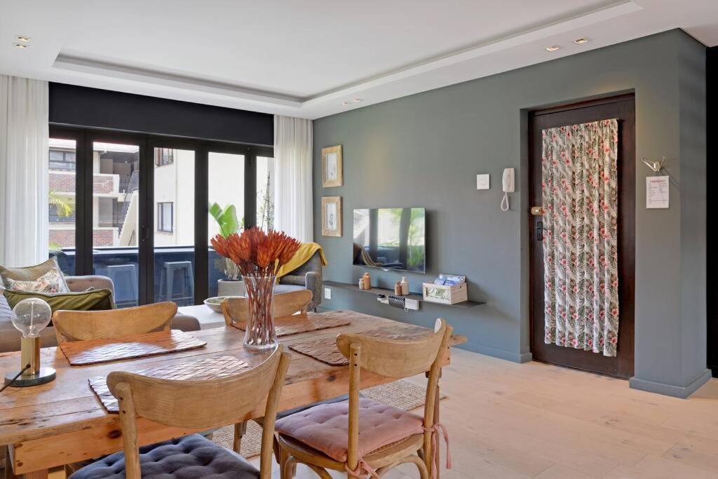 Apartment Chic Urban Escape: 2 Bedroom 2 Bath, Near Table Mountain