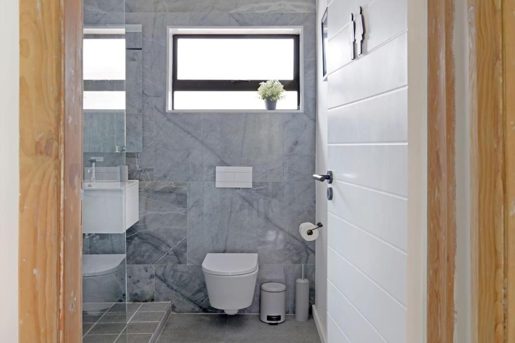 Chic Urban Escape: 2 Bedroom 2 Bath, Near Table Mountain * Cape Town